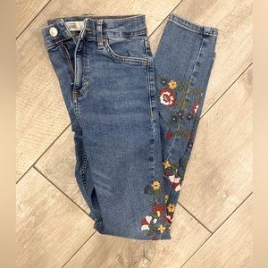 Topshop Moto Jamie Jeans with embroidered Flowers